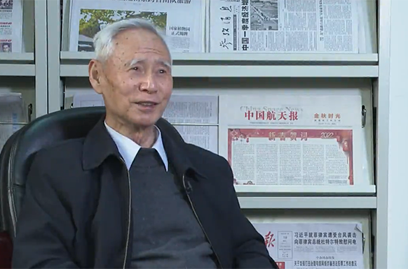 “東方紅一號”,那顆最亮的星
“《人民日報》號外一出來,街上敲鑼打鼓慶祝起來……衛星經過北京,按時準點從西邊飛過來……這個印象太深刻了!”在接受人民網強國論壇專訪時,“東方紅一號”衛星總體組成員胡其正這樣感慨中國第一顆人造地球衛星成功發射后的場景。